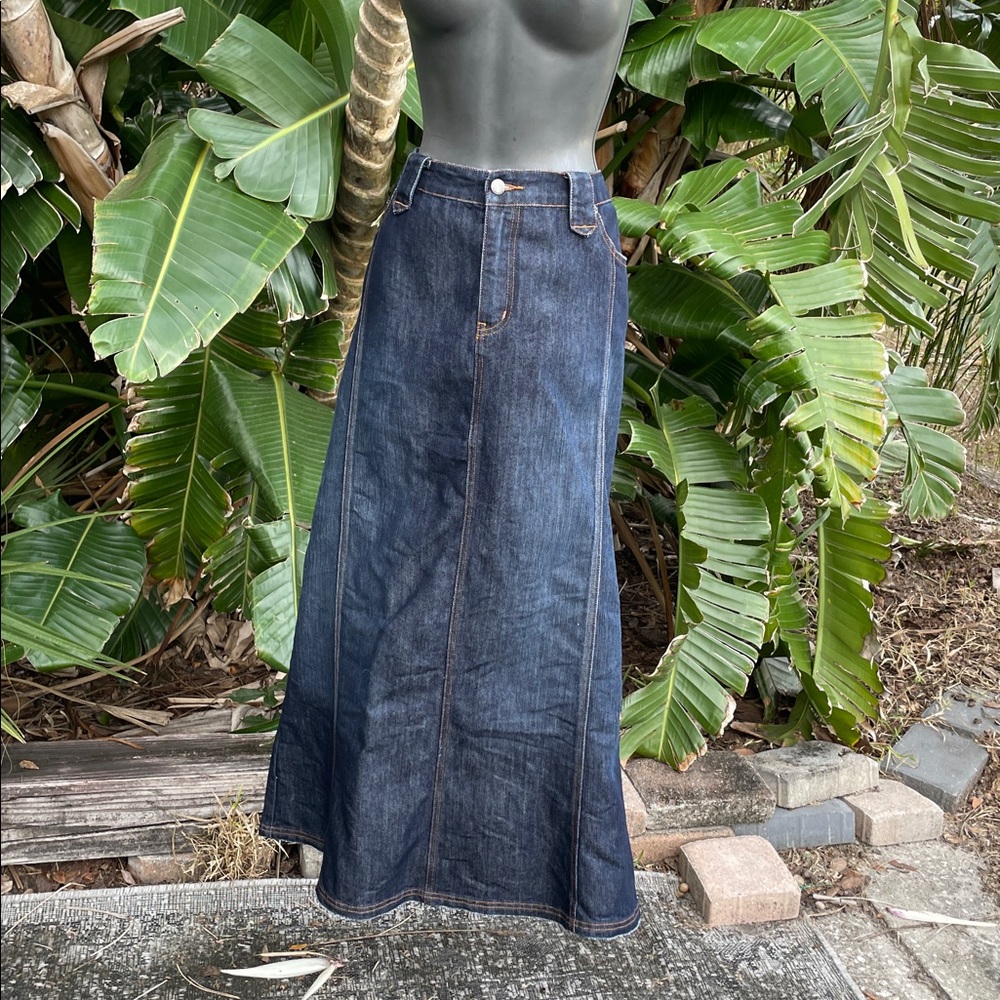 Venezia dark wash denim skirt with jewel pockets - Picture 3 of 7